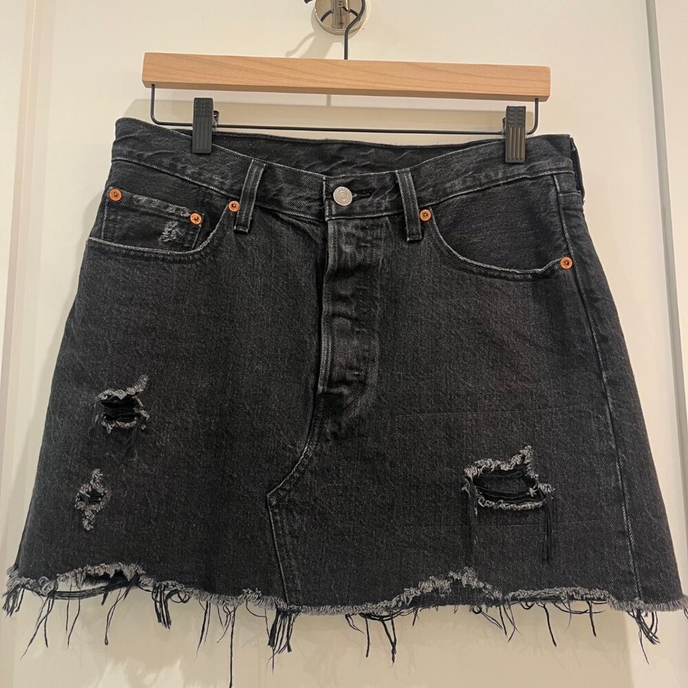 Levi’s Denim Mini Skirt Distressed in Black